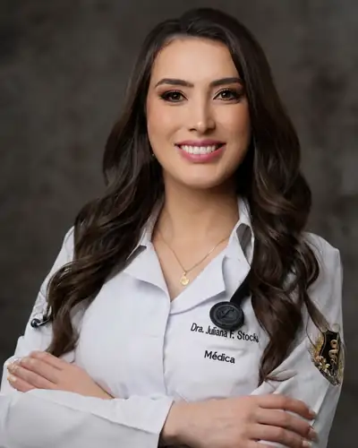 Juliana F. Stocki, de jaleco, sorrindo